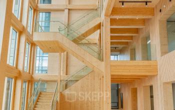 Ruim en licht kantoorpand op Basisweg 32 in Amsterdam Sloterdijk met houten constructie en moderne trap. Ideale locatie voor kantoorruimte huren.