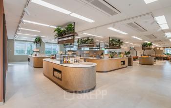 Ruime en lichte kantoorruimte beschikbaar voor huur in Amsterdam Sloterdijk, Basisweg 32. Voorzien van moderne inrichting met planten en functioneel design voor zakelijke activiteiten.