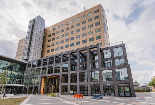 Exterieur van kantoorpand Basisweg 32 in Amsterdam Sloterdijk, modern ontwerp met grote ramen en diverse verdiepingen. Ideale locatie voor het huren van kantoorruimte met goede toegankelijkheid.