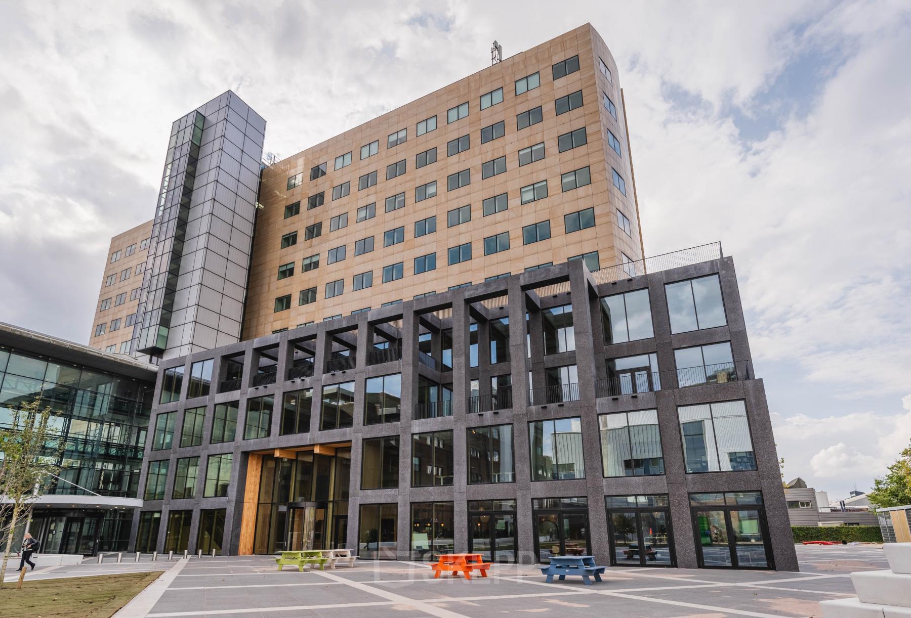 Exterieur van kantoorpand Basisweg 32 in Amsterdam Sloterdijk, modern ontwerp met grote ramen en diverse verdiepingen. Ideale locatie voor het huren van kantoorruimte met goede toegankelijkheid.