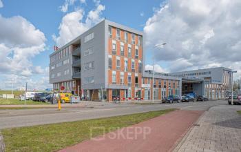 Kantoorpand op Tijnmuiden 59 in Amsterdam Sloterdijk, moderne architectuur met meerdere verdiepingen en parkeergelegenheid aan de voorzijde. Ideale locatie voor kantoorruimte huren in een zakelijk district.