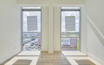 Lichte kantoorruimte op Tijnmuiden 59, Amsterdam Sloterdijk met grote ramen en houten vloer, ideaal voor bedrijven die kantoorruimte willen huren. Geschikt voor diverse zakelijke activiteiten.