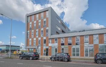 Kantoorpand op Tijnmuiden 59 in Amsterdam Sloterdijk, modern gebouw met grote ramen en parkeergelegenheid voor de deur. Ideaal voor bedrijven die kantoorruimte willen huren.