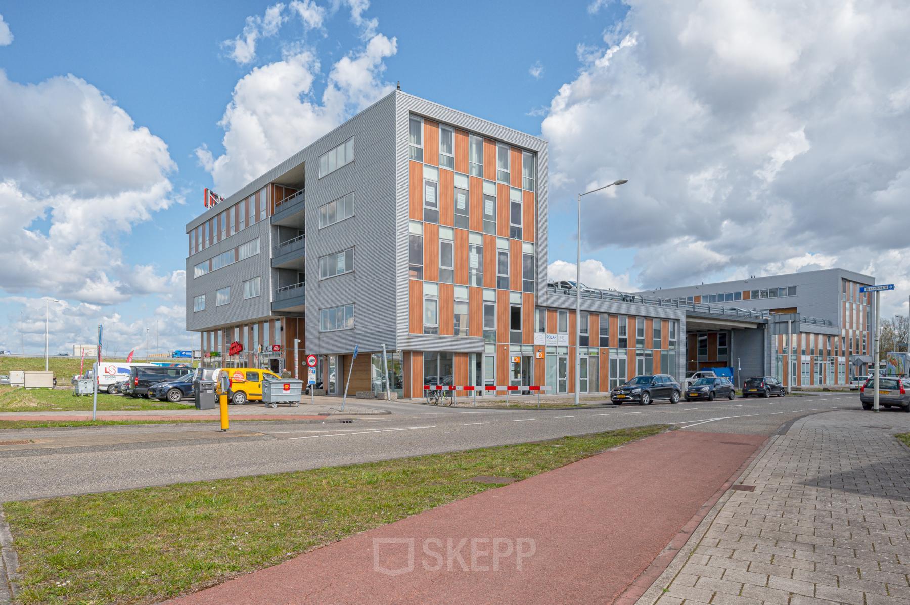 Exterieur van een modern kantoorpand op Tijnmuiden 59, Amsterdam Sloterdijk, met meerdere verdiepingen en grote ramen, ideaal voor kantoorruimte huren.