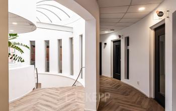 Binnenruimte van het kantoorpand Arlandaweg 92 in Amsterdam Sloterdijk, met moderne gangen en veel lichtinval door bovenlichten.
