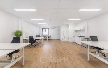 Kantoorruimte huren in Amsterdam Sloterdijk met ruime werkplek en houten vloer. Het kantoorpand op Arlandaweg 92 heeft moderne voorzieningen en biedt een lichte omgeving om te werken.