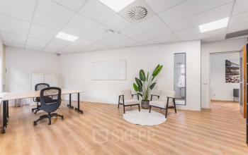 Heldere kantoorruimte in Amsterdam Sloterdijk met moderne meubels en houten vloer, ideaal voor kantoorruimte huren.
