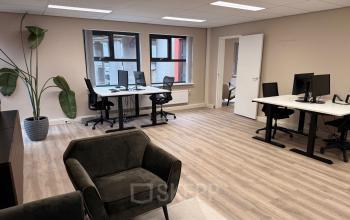 Moderne kantoorruimte te huur aan de Arlandaweg 92 in Amsterdam Sloterdijk, met strakke werkplekken en veel natuurlijk licht.