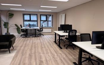 Kantoorruimte huren op Arlandaweg 92 in Amsterdam Sloterdijk. Ruime werkplekken met bureaus en stoelen. Grote ramen zorgen voor natuurlijk licht in het kantoorpand. Voldoende ruimte om efficiënt te werken.