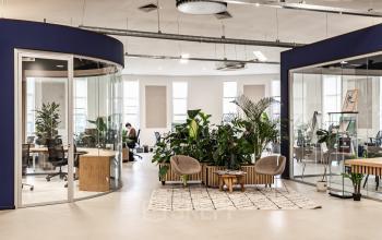 Moderne kantoorruimte huren in kantoorpand op Arlandaweg 92, Amsterdam Sloterdijk, met glazen vergaderruimtes en groene planten.