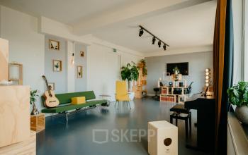 Modern ingericht kantoorpand aan de Overtoom 141 in Amsterdam West met comfortabele werkplekken en creatieve vibe.