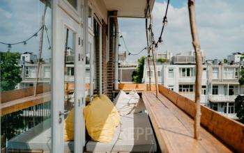 Ruime en lichte werkruimte met houten vloer en modern meubilair op Overtoom 141, ideaal voor kantoor in Amsterdam West.