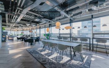Moderne kantoorruimte huren op Bos en Lommerplein 280 in Amsterdam West, met grote ramen, vergadertafel en uitzicht op de stad.
