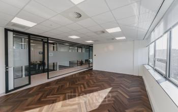 Lichte kantoorruimte te huur op Bos en Lommerplein 280, Amsterdam West. Grote ramen en modern parket zorgen voor een uitnodigende sfeer in dit kantoorpand. Ideaal voor nieuwe bedrijfsactiviteiten.