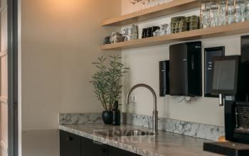Moderne pantry in kantoorpand op Bos en Lommerplein 280, Amsterdam West, met stijlvolle verlichting, marmeren aanrecht en opbergkasten. Ideaal voor een kantoorruimte huren.