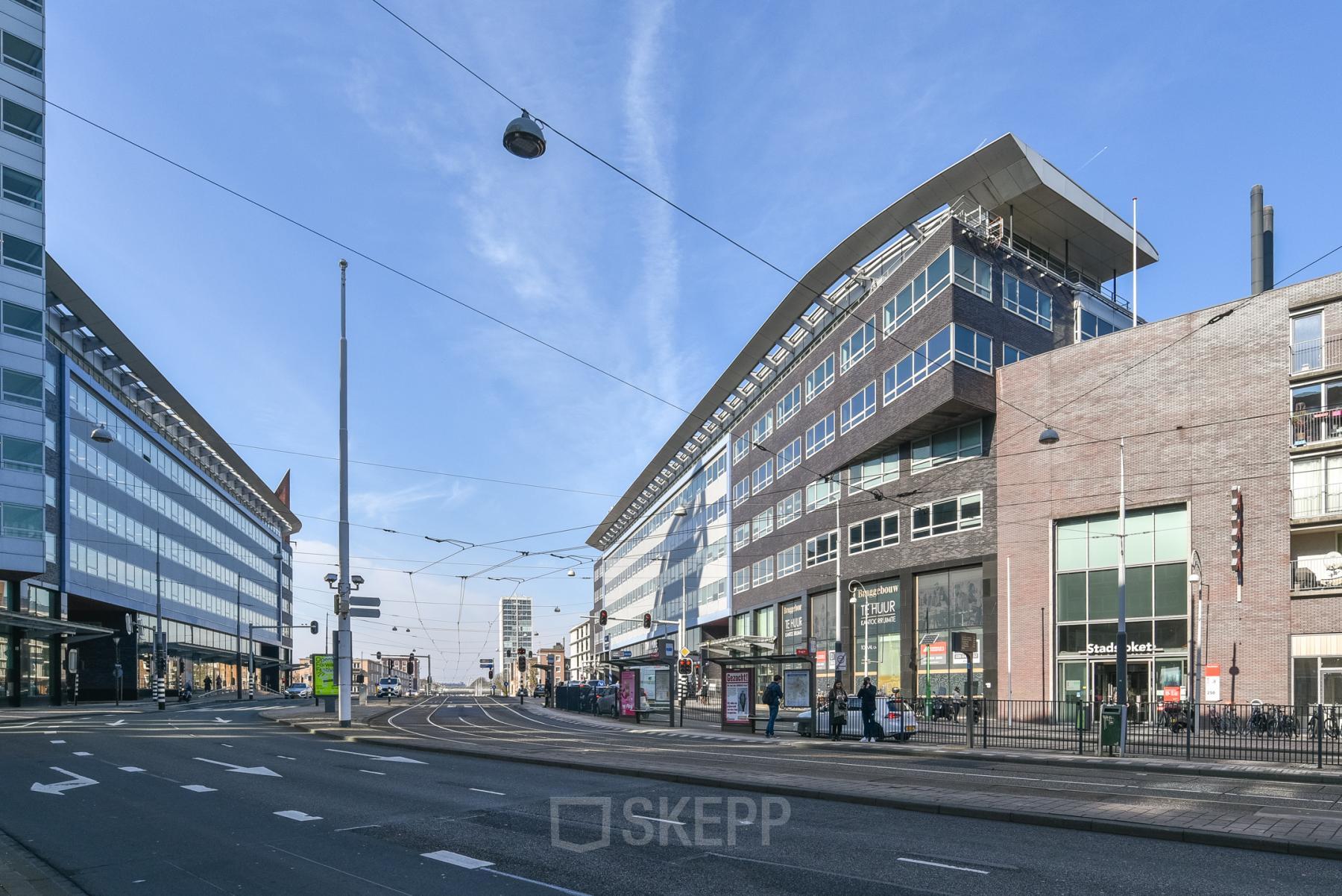 Exterieur van het kantoorpand op Bos en Lommerplein 280, Amsterdam West. Moderne architectuur met grote ramen, gelegen in een levendige omgeving. Ideale locatie voor wie kantoorruimte wil huren.