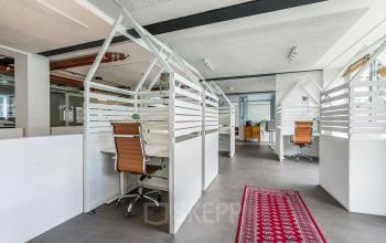Moderne kantoorruimte huren op Bos en Lommerplantsoen 1, Amsterdam West, met aparte werkplekken en bureau’s.