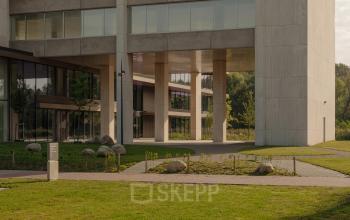 Exterieur van kantoorpand aan de Nachtwachtlaan 20 in Amsterdam West, omgeven door groen. Een ideale locatie voor kantoorruimte huren in een zakelijke omgeving.