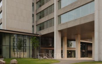 De strakke voorgevel van een modern kantoorpand op de Nachtwachtlaan 20 in Amsterdam West. Ideale locatie voor kantoorruimte huren met ruime entree en grote ramen.