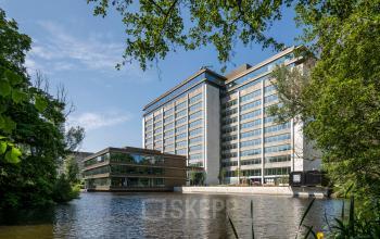 Exterieur van een modern kantoorpand gelegen aan het water op Nachtwachtlaan 20 in Amsterdam West, ideaal voor kantoorruimte huren.