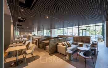 Moderne kantoorruimte op Nachtwachtlaan 20 in Amsterdam West met diverse zitruimtes en daglicht. Geschikt voor huur als kantoorpand.