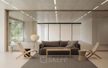 Moderne kantoorruimte huren in Amsterdam West met glazen wanden en stijlvolle meubelen. Gelegen op de Nachtwachtlaan 20 biedt dit kantoorpand een uitnodigende sfeer voor zakelijke bijeenkomsten of informele gesprekken.