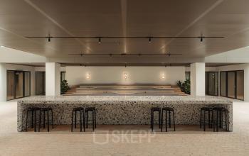 Moderne kantoorruimte huren op Nachtwachtlaan 20 in Amsterdam West, met een stijlvolle open indeling en hoog plafond. Het kantoorpand biedt een uitnodigende en lichte werkomgeving.