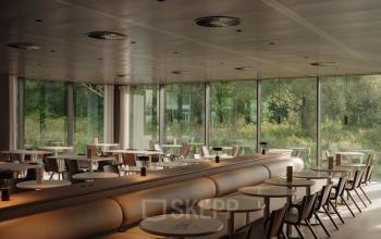 Moderne kantoorruimte aan Nachtwachtlaan 20 in Amsterdam West met ruime zitplaatsen en grote ramen die uitzicht bieden op groen. Ideaal voor wie kantoorruimte wil huren in een serene omgeving.