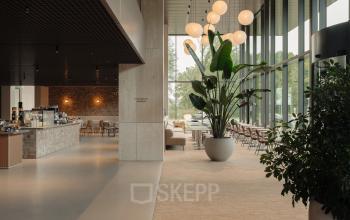 Moderne en ruime kantoorruimte op Nachtwachtlaan 20, Amsterdam West, met grote ramen en een stijlvolle inrichting. Ideaal voor kantoorruimte huren in een lichte omgeving.