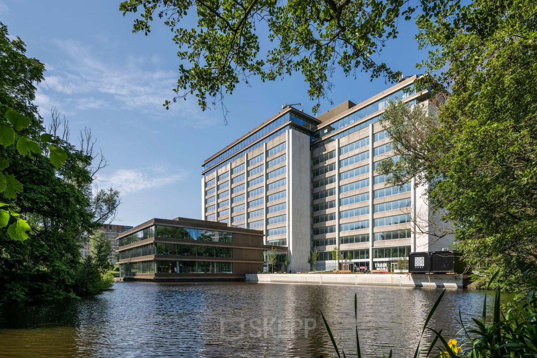 Exterieur van een modern kantoorpand gelegen aan het water op Nachtwachtlaan 20 in Amsterdam West, ideaal voor kantoorruimte huren.