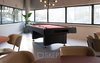 Lichte kantoorpand in Amsterdam Nieuw-West met speelruimte, uitgerust met een pooltafel.