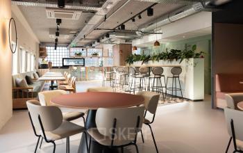Modern ingerichte kantoorpand op Overschiestraat 63, Amsterdam Nieuw-West, met diverse zitmogelijkheden en veel natuurlijk licht.
