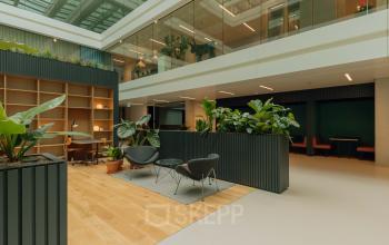 Moderne kantoorruimte huren in Amsterdam West, Kon. Wilhelminaplein 4, met open vloerplan en comfortabele zithoeken tussen veel groen.