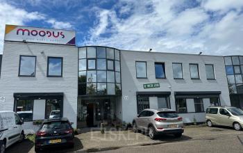 Kantoorpand Gyroscoopweg 23-25 in Amsterdam Westpoort met geparkeerde auto's voor de ingang.