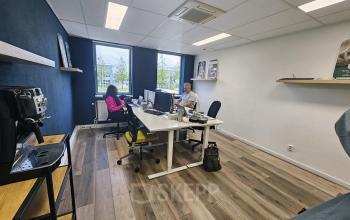 Kantoorruimte huren in Amsterdam-Westpoort, Gyroscoopweg 23-25, met twee personen aan het werk bij bureau met computer.