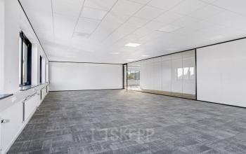 Grote kantoorunits met veel lichtinval