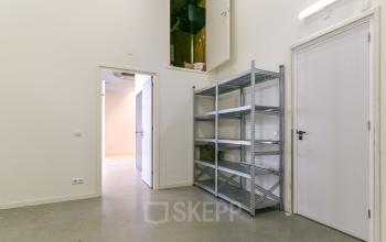 Kantoorpand in Amsterdam Westpoort met opslagruimte en stalen stellingkast, ideaal voor efficiënt voorraadbeheer. Klaar voor gebruik voor wie kantoorruimte wil huren met flexibele opslagmogelijkheden.