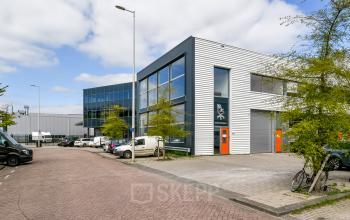 Exterieur kantoorpand Poortland 242, Amsterdam Westpoort, met moderne architectuur en ruime parkeermogelijkheden. Ideaal voor bedrijven die kantoorruimte willen huren in een zakelijke omgeving.