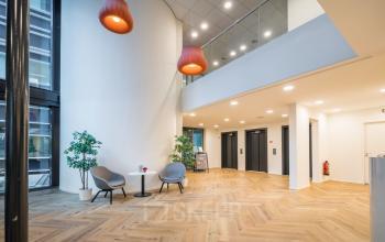 Moderne, lichte lobby van kantoorpand Hullenbergweg 278-308 in Amsterdam Zuid-Oost met zitgelegenheid en planten.