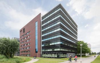 Kantoorpand op Hullenbergweg 278-308, Amsterdam Zuid-Oost. Geïsoleerd, moderne uitstraling met meerdere verdiepingen en glaspartijen, geschikt voor kantoorruimte huren.
