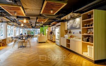 Gezellige en goed verlichte pantry in kantoorpand aan de Hullenbergweg 278-308, Amsterdam Zuid-Oost, met zitgebieden en moderne faciliteiten.