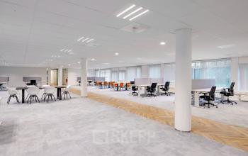 Ruime moderne kantoorruimte met bureaus, stoelen en vergaderruimte gelegen op Hullenbergweg 278-308 in Amsterdam Zuid-Oost.