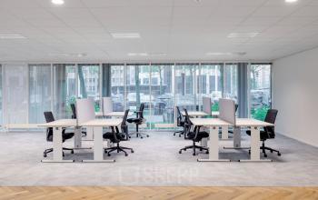 Lichte kantoorruimte huren in Amsterdam Zuid-Oost, Hullenbergweg 278-308, met open werkplekken en moderne kantoormeubelen.