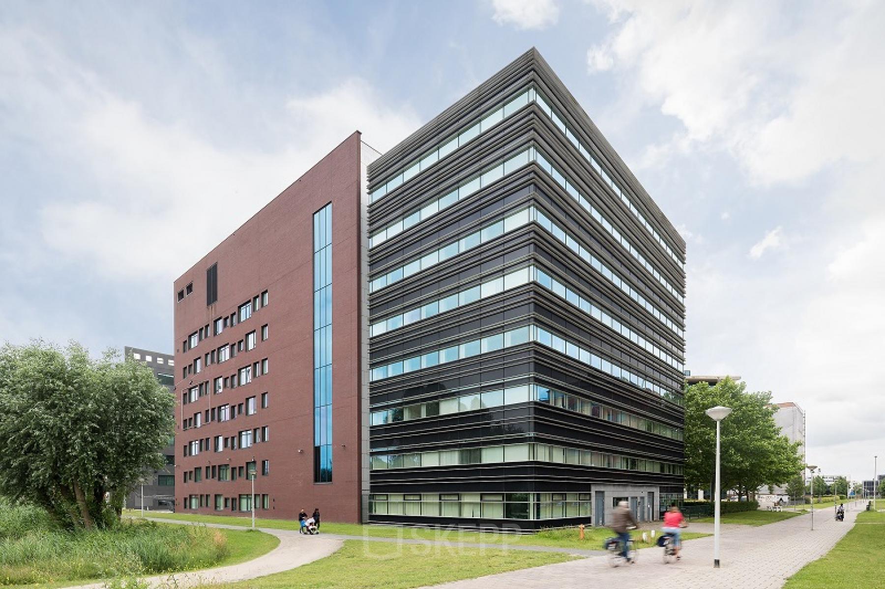 Kantoorpand op Hullenbergweg 278-308, Amsterdam Zuid-Oost. Geïsoleerd, moderne uitstraling met meerdere verdiepingen en glaspartijen, geschikt voor kantoorruimte huren.