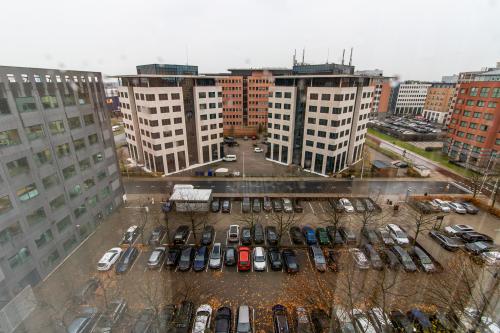 Buitenzicht op kantoorpanden aan de Hullenbergweg 278 in Amsterdam Zuid-Oost met parkeerplaatsen ervoor.