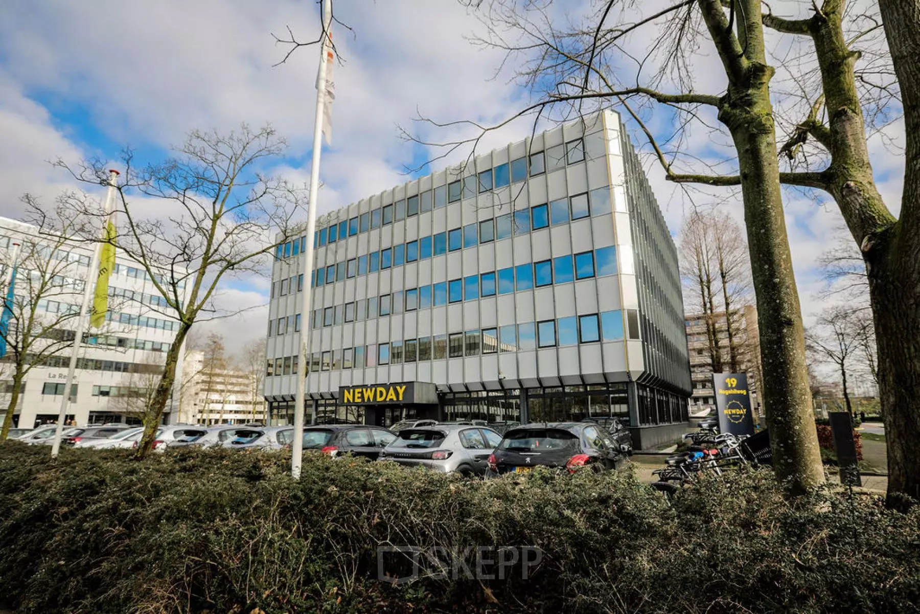 Modern kantoorpand gelegen aan Hogehilweg 19 in Amsterdam Zuid-Oost met parkeergelegenheid voor de deur.