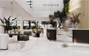 Moderne en stijlvolle ontvangstruimte van een kantoorpand op Laarderhoogtweg 7-19, Amsterdam Zuid-Oost met zachte tinten, planten en zitgelegenheden. Kantoorruimte huren hier biedt een uitnodigende werkambiance.