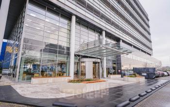 Modern kantoorpand aan Laarderhoogtweg 7-19 in Amsterdam Zuid-Oost met glazen gevel en entree voor kantoorruimte huren.