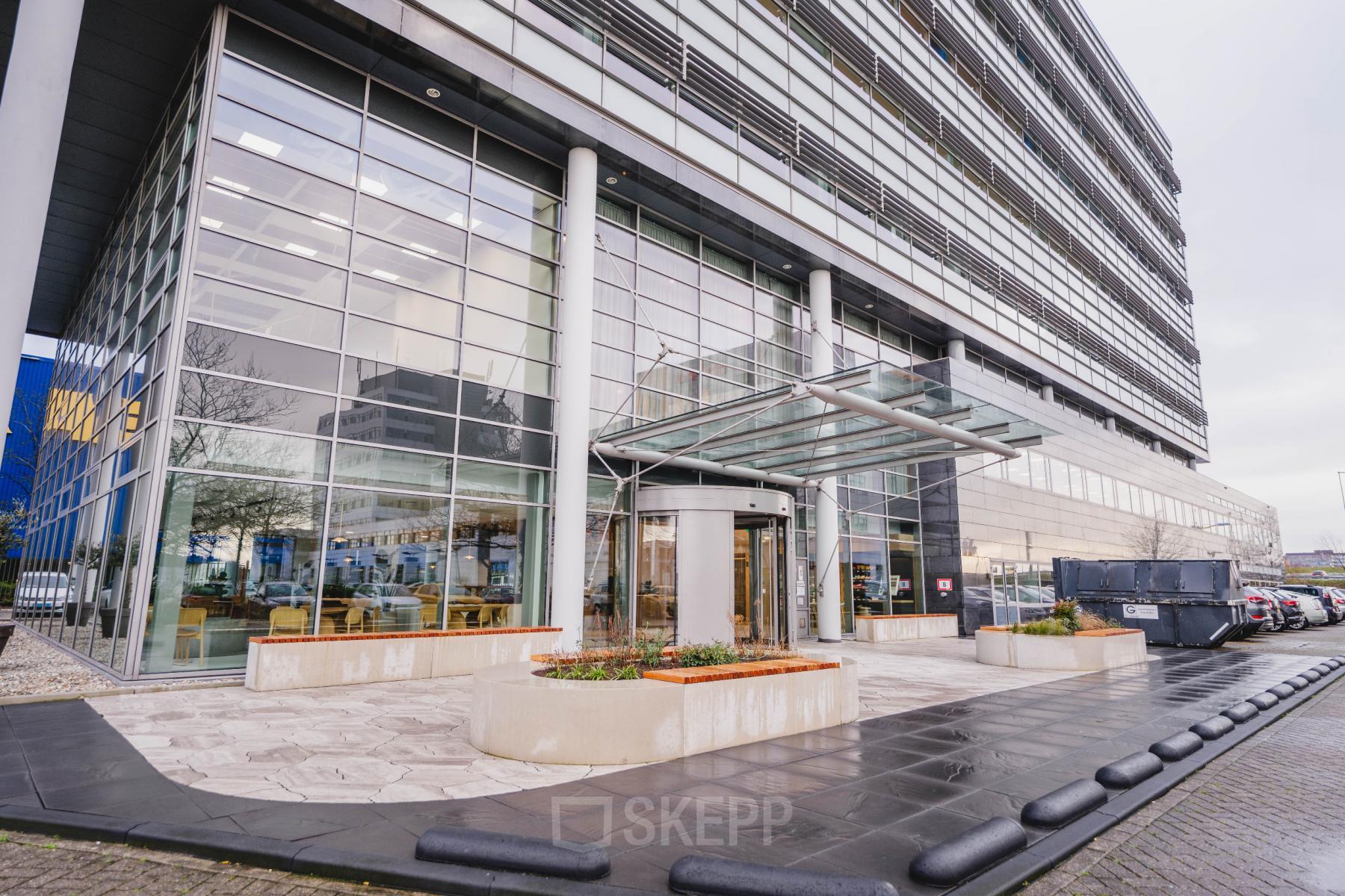 Modern kantoorpand aan Laarderhoogtweg 7-19 in Amsterdam Zuid-Oost met glazen gevel en entree voor kantoorruimte huren.