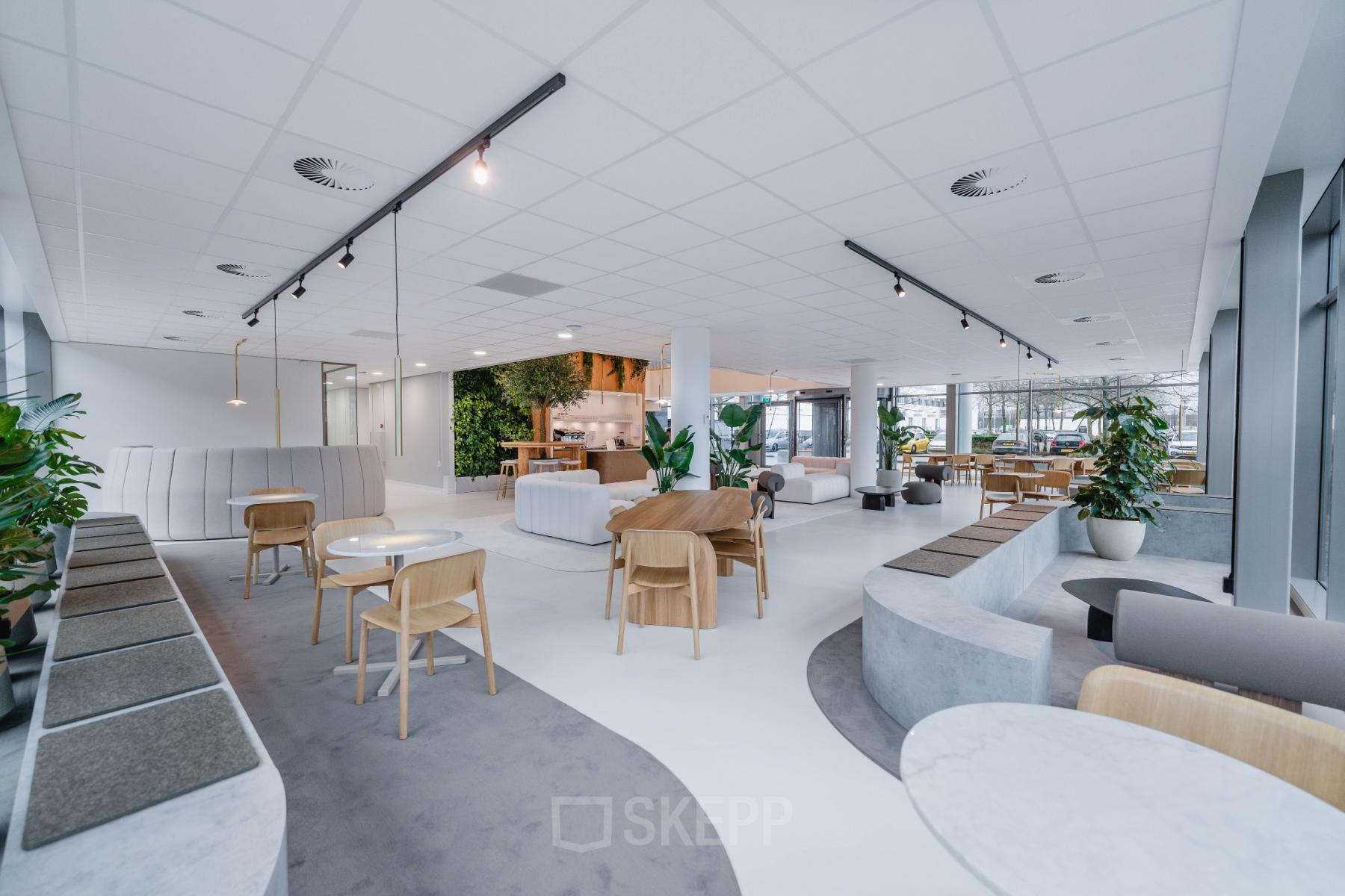 Moderne kantoorruimte huren aan de Laarderhoogtweg 7-19 in Amsterdam Zuid-Oost, met stijlvolle inrichting en veel natuurlijk licht. Het kantoorpand biedt comfortabele zithoeken en tafels.
